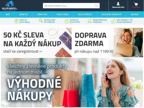 telefonující žena a vedle ní tašky s nákupem a žena s balíčkem v rukou