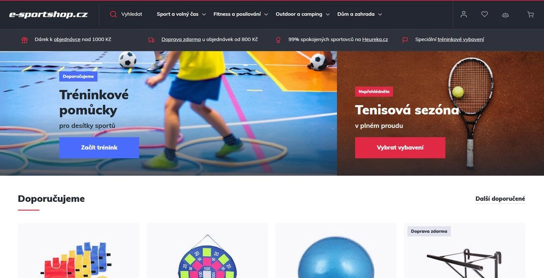 Stránka e-sportshopu se člověkem, který hraje sálový fotbal