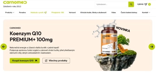 produkt Koenzym Q10 Premium+ na zeleném podstavci se zelení