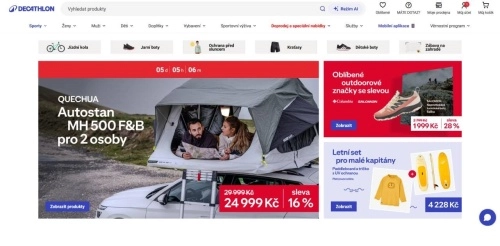 dvojice ve stanu na autě, outdoorová obuv a letní set na vodu pro děti