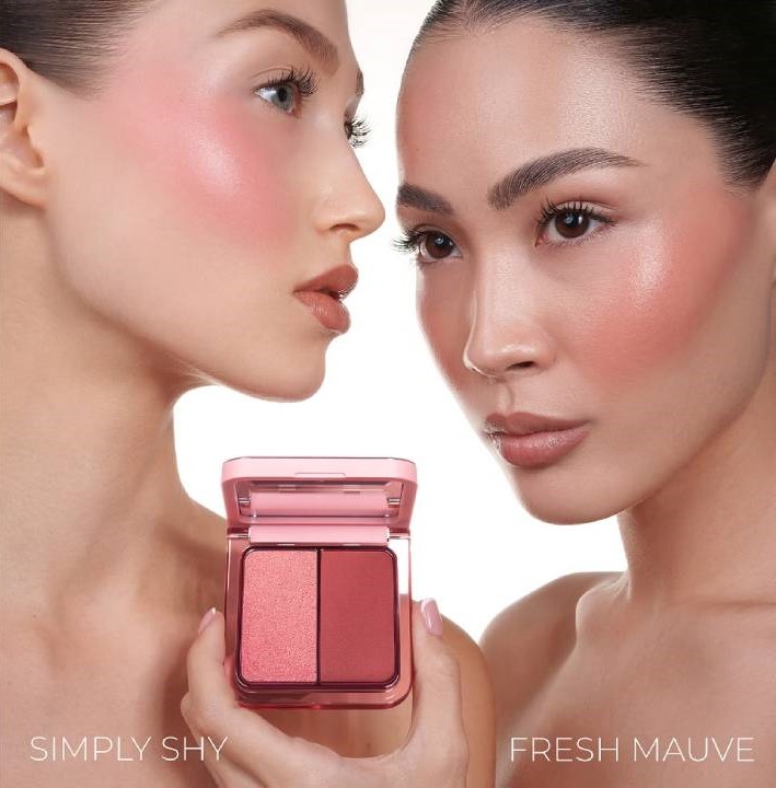Lookfantastic - dvě ženy s tvářenkami na tváři a jedna drží tvářenku před sebou