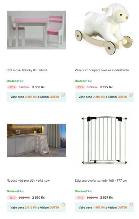 stůl a dvě židle, houpací ovečka, naučná věž a zábrana