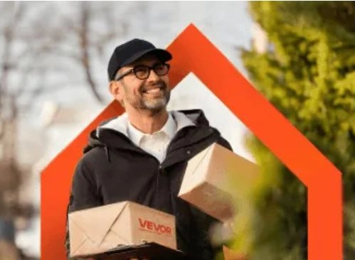 kurýr s balíky a logem e-shopu