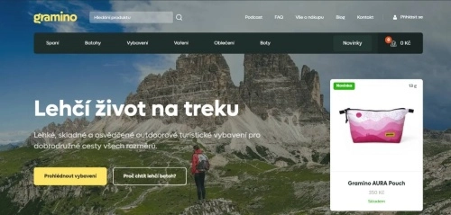 člověk ve sportovním oblečení na skále v klíně přírody