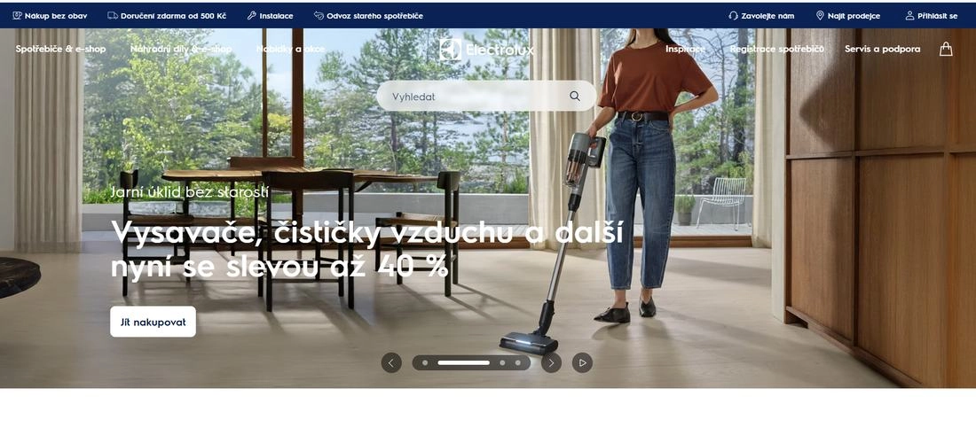 Stránka e-shopu Electrolux s paní, která vysává podlahu