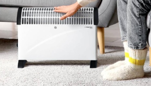 žena s rukou na odvlhčovači v obýváku