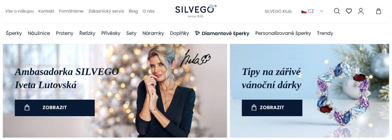 ambasadorka značky se šperky u stromku a vánoční hvězdička u jehličí s koulemi