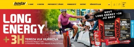 cyklistka na závodech si podává ruce s fanoušky