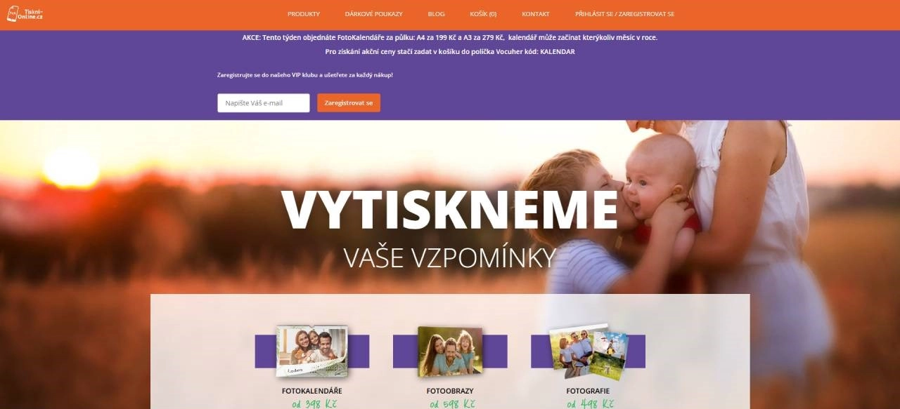 matka se dvěma dětmi v přírodě a možnosti výběru produktů