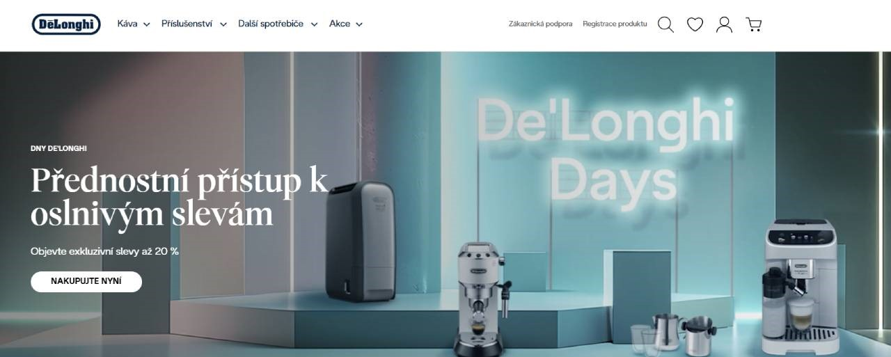 kávovary, čistička vzduchu a příslušenství na zeleném pozadí