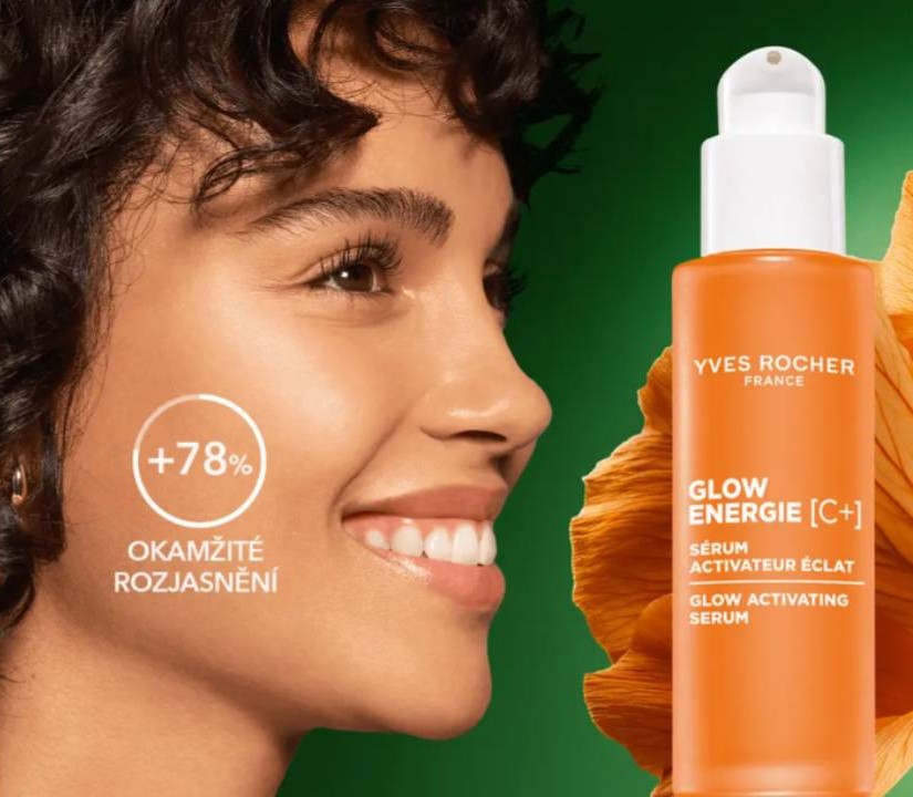 usmívající se žena a produkt na obličej