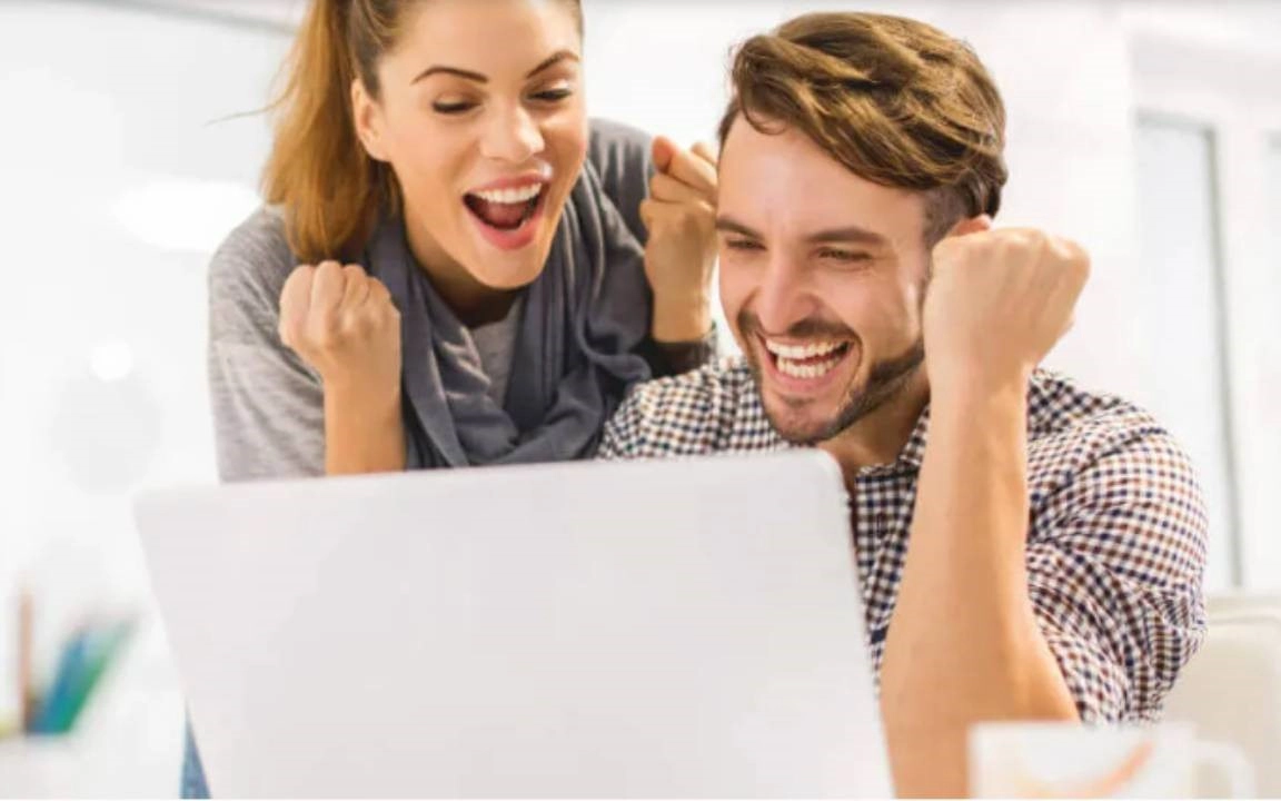 žena a muž za notebookem v kanceláři