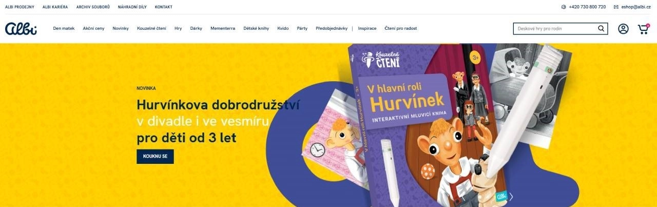 knížka V hlavní roli Hurnívek, tužka a černobílá fotografie