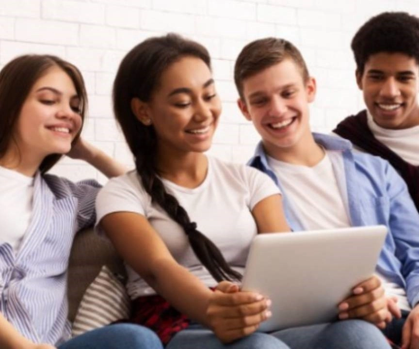 mladí lidé sedící před tabletem a dívající nabídku obchodu