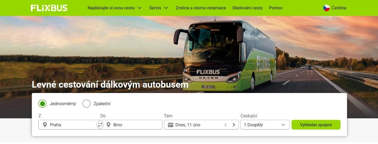 autobus na silnici a možnost vyhledat autobusové spojení