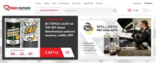 dekarbonizace palivové soustavy a automechanik v motoru auta