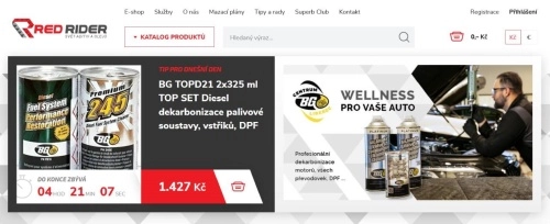 dekarbonizace palivové soustavy a automechanik v motoru auta