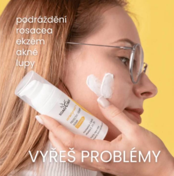 žena s krémem na obličeji a držíc v ruce krém na pleť