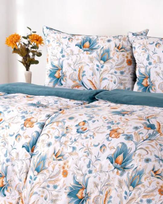 povlečení na dvě postele s vázou květin