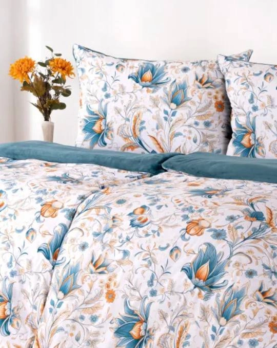 povlečení na dvě postele s vázou květin