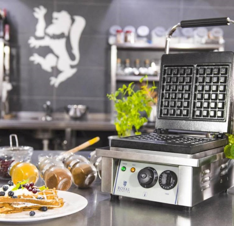 vaflovač na kuchyňské lince spolu s ingrediencemi