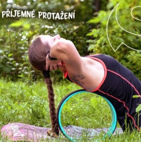 Sportago - žena na balanční pomůcce si natahuje záda