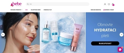 žena s hydratovanou pletí a produkty pro hydrataci pleti