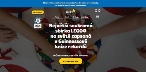 Museum of Bricks - dětské ruce v boxu s lego dílky