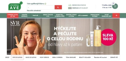 žena aplikující si krém na obličej