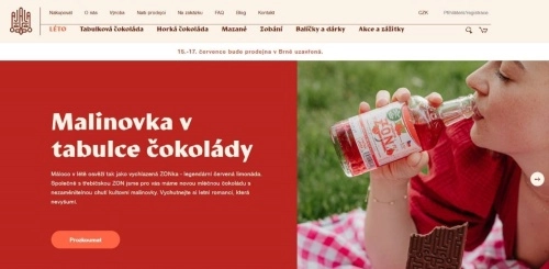 žena pijící ze skleněné láhve malinkovku v přírodě