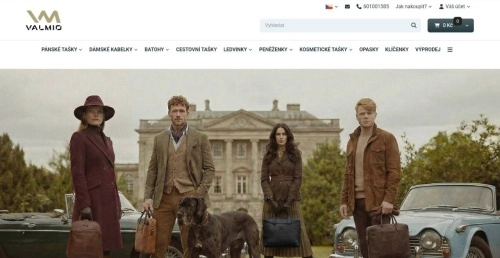 ženy a muži v elegantním oblečení s koženými taškami pro britským honosným sídlem