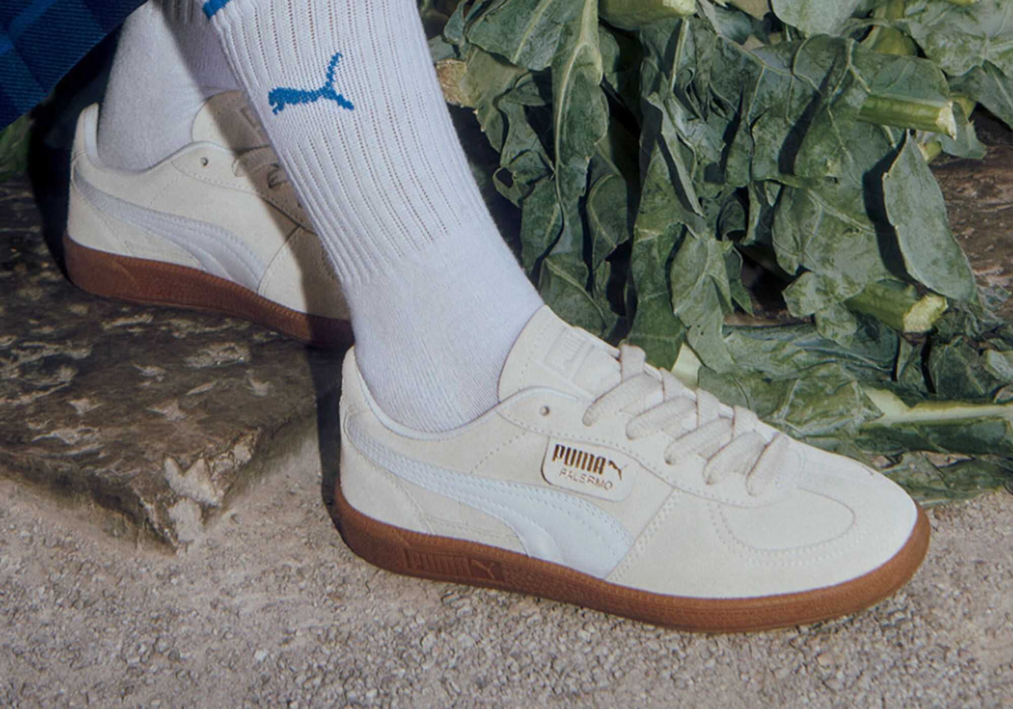 Shoos - bledé tenisky puma na chodníku a v nich bílé ponožky Puma