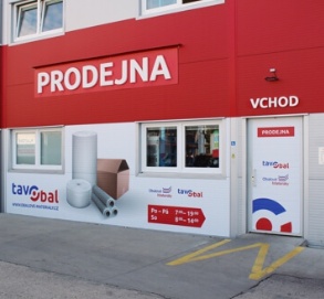 Kamenná prodejna společnosti v barvách bílá a červená