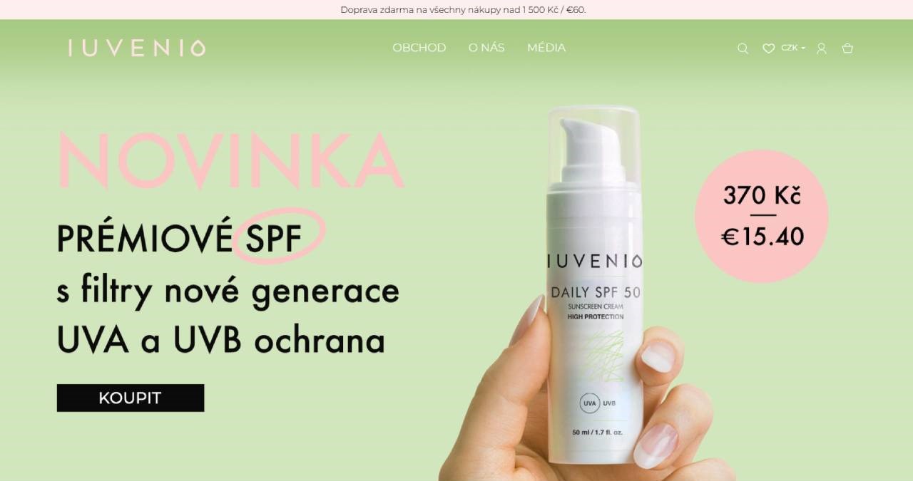Iuvenio - denní krém SPF 50 v ruce se zeleným pozadím