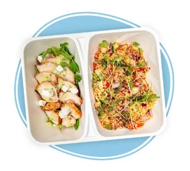 bílá krabička s kuřecím masem a zeleninovou přílohou