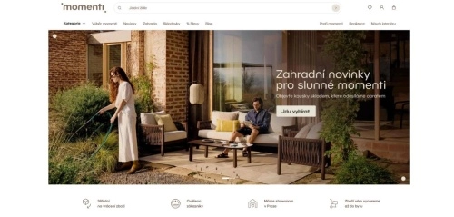žena zalévající zahradu a muž sedící na sedačce před domem