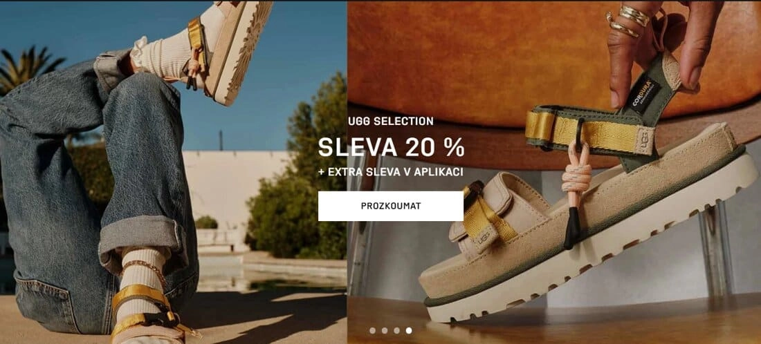 nohy člověka s botami a vedle ruka držící sandál