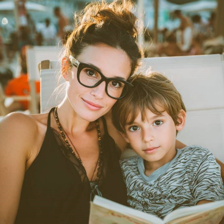 žena v objetí s chlapcem, který má v ruce knihu