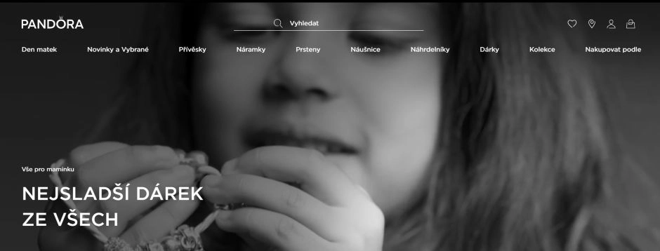 domovská stránka e-shopu Pandora s fotkou dítěte s náramkem