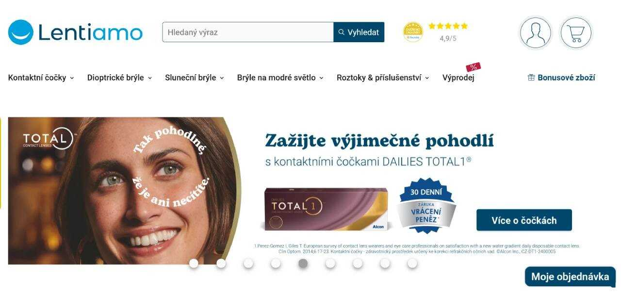 usmívající se žena s kontaktními čočkami, které ani nevidět