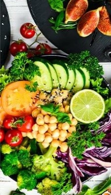 černé talíře plné nakrájené zeleniny různého druhu