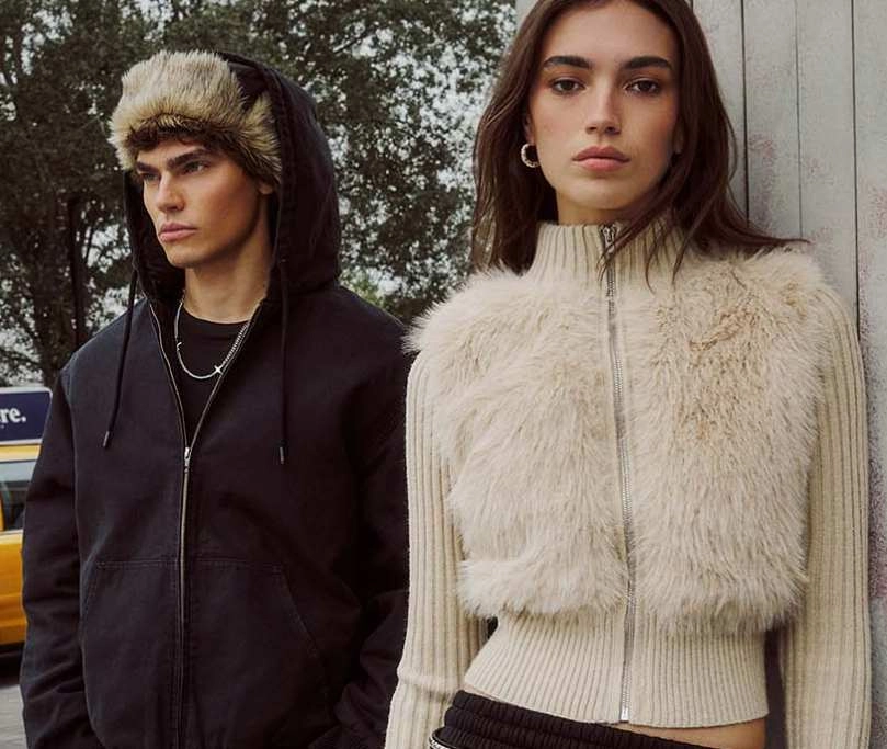 Dívka s klukem v módních kouscích s umělou kožešinou