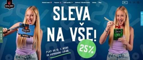 Royal Jerky - žena kolíčkem drží balení sušeného masa a žena s hůlkami vyjídá sušené maso