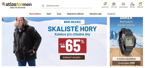 muž v zimní bundě a kalhotách na zasněženém svahu a hodinky