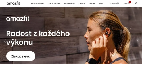 žena se sluchátky a chytrými hodinkami