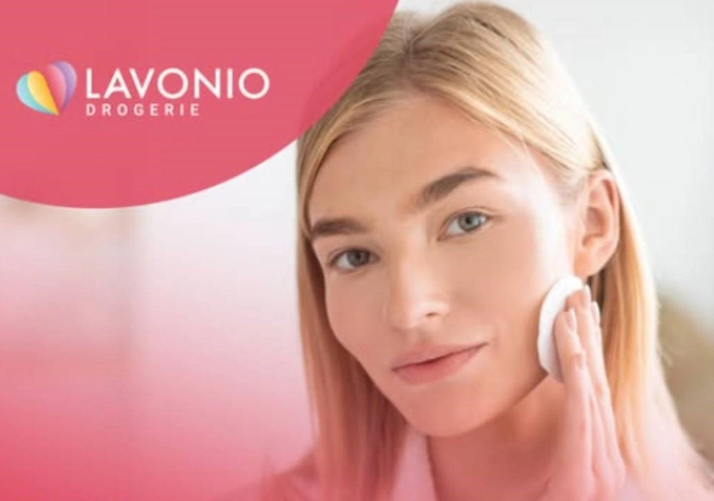 žena čistící si tvář