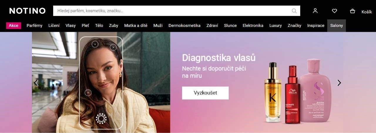 žena s mobilním screenem a produkty pro péči o vlasy