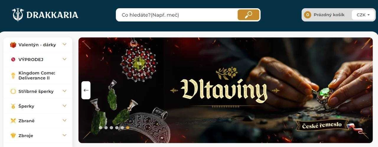 šperky a ruce, které vyrábějí šperk