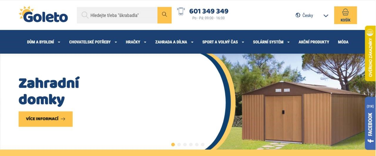 hnědý zahradní domek na zahradě