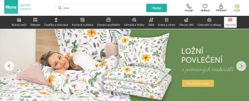 žena ležící v posteli a ložní povlečení